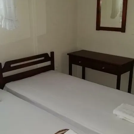 2 Agía Triás