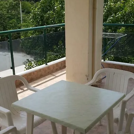 2 * Agía Triáda